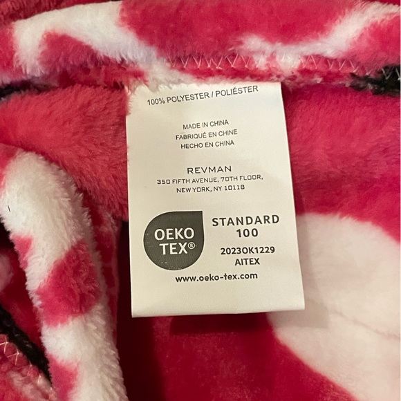 BETSEY JOHNSON NWT Pink Skulls Crossbones Ultra Soft Plush Throw Blanket 💖💀🖤 - Picture 9 of 11